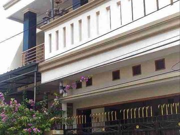 Rumah 2 Lantai, Semifurnished, Siap Huni di Jl. Mawar, Cengkareng Barat, Jakarta Barat