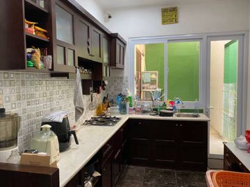 DIJUAL RUMAH SIAP HUNI SEMI FURNISH LINGKUNGA ASRI DI KENCANA LOKA BSD (ARB58)