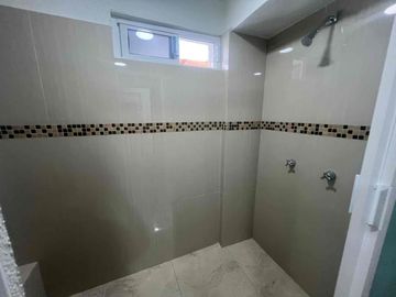 CASA SOLA CON TERRENO SOBRE CALLE POR JOYAS DE BRISAMAR