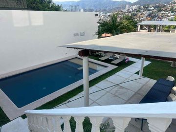 CASA SOLA CON TERRENO SOBRE CALLE POR JOYAS DE BRISAMAR