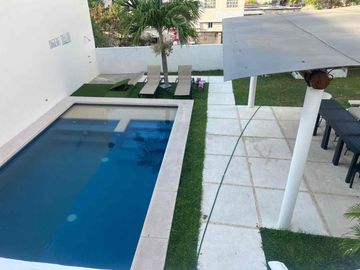 CASA SOLA CON TERRENO SOBRE CALLE POR JOYAS DE BRISAMAR