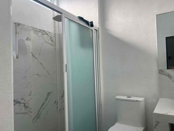 CASA SOLA CON TERRENO SOBRE CALLE POR JOYAS DE BRISAMAR