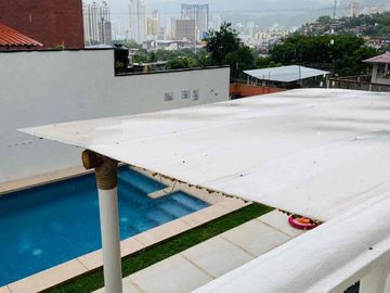 CASA SOLA CON TERRENO SOBRE CALLE POR JOYAS DE BRISAMAR