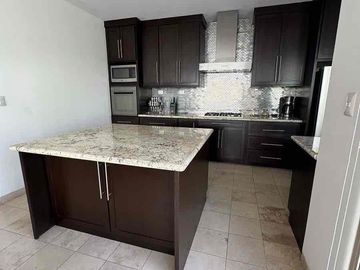 Más Espacio para tu Familia en El Tezal | 3 Recámaras | Amueblada | Cochera Eléctrica | $43,000
