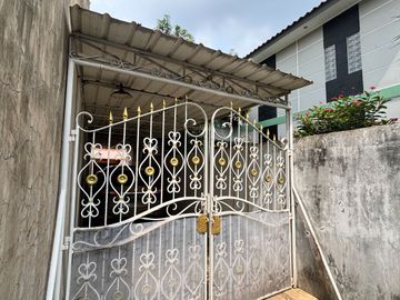 Rumah ini terletak di Jalan Caman Raya Utara Jakasampurna Bekasi