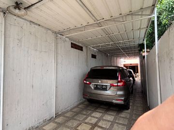 Rumah ini terletak di Jalan Caman Raya Utara Jakasampurna Bekasi