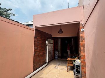 Rumah ini terletak di Jalan Caman Raya Utara Jakasampurna Bekasi