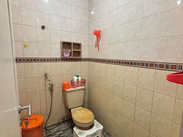 Rumah ini terletak di Jalan Caman Raya Utara Jakasampurna Bekasi