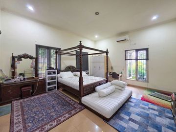 Rumah Area Permata Hijau dengan Taman yang Asri