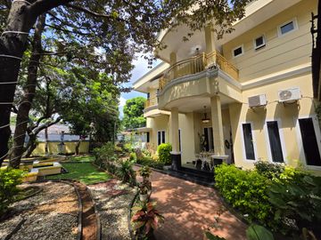 Rumah Area Permata Hijau dengan Taman yang Asri