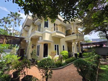 Rumah Area Permata Hijau dengan Taman yang Asri