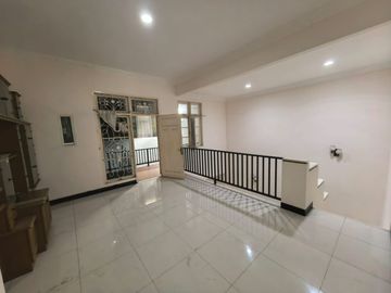 Dijual Rumah 2 Lantai Hadap Timur SHM Di PHG Saphire Gading Serpong