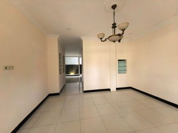 Dijual Rumah 2 Lantai Hadap Timur SHM Di PHG Saphire Gading Serpong