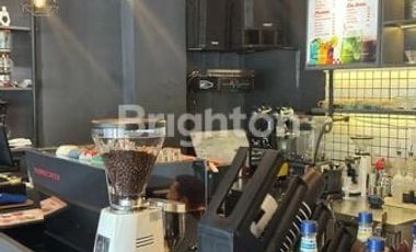Ruko Manyar Kertoarjo 2 ruko gandeng, bangunan 3 lantai, dimensi 10x17 meter, siap huni di lantai 1 sebagai usaha