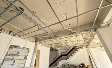 Ruko Manyar Kertoarjo 2 ruko gandeng, bangunan 3 lantai, dimensi 10x17 meter, siap huni di lantai 1 sebagai usaha