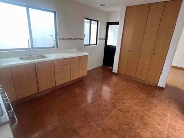 CASA DE TRES RECÁMARAS, ESTUDIO EN PLANTA BAJA EN MILENIO