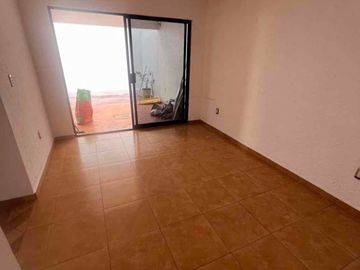 CASA DE TRES RECÁMARAS, ESTUDIO EN PLANTA BAJA EN MILENIO