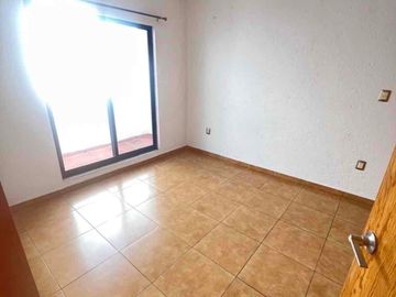 CASA DE TRES RECÁMARAS, ESTUDIO EN PLANTA BAJA EN MILENIO