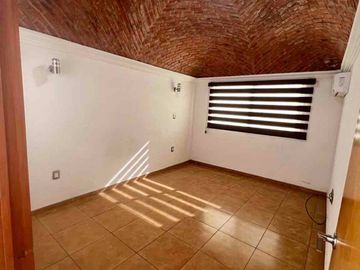 CASA DE TRES RECÁMARAS, ESTUDIO EN PLANTA BAJA EN MILENIO