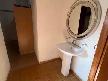 CASA DE TRES RECÁMARAS, ESTUDIO EN PLANTA BAJA EN MILENIO
