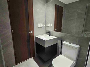 Newly Renovated 2 Bedroom Furnished with parking