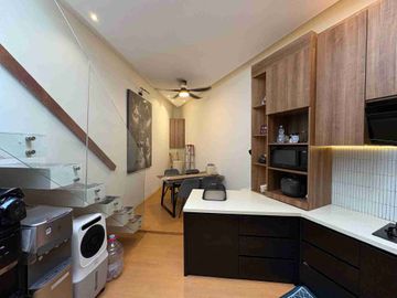 Dijual rumah full furnished dengan kolam renang di depok