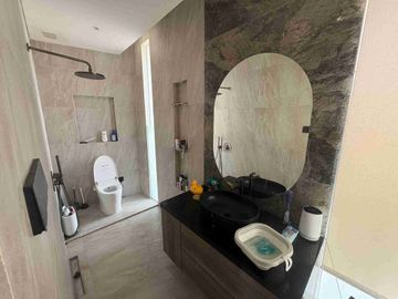 Dijual rumah full furnished dengan kolam renang di depok