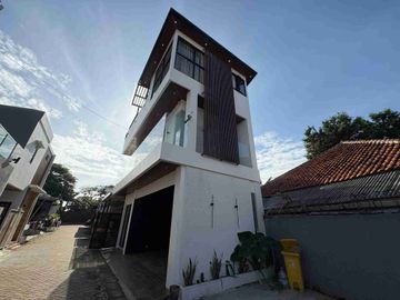 Dijual rumah full furnished dengan kolam renang di depok