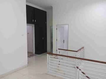 disewakan rumah 2 lantai full furnish dalam komplek di dekat kampus stpn