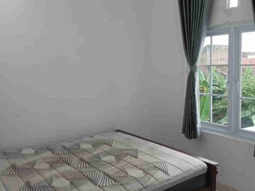 disewakan rumah 2 lantai full furnish dalam komplek di dekat kampus stpn