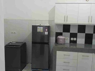 disewakan rumah 2 lantai full furnish dalam komplek di dekat kampus stpn