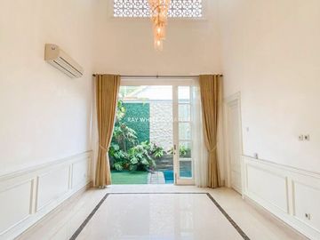 Disewakan Rumah Mewah dengan Kolam Renang di Tebet