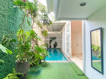 Disewakan Rumah Mewah dengan Kolam Renang di Tebet