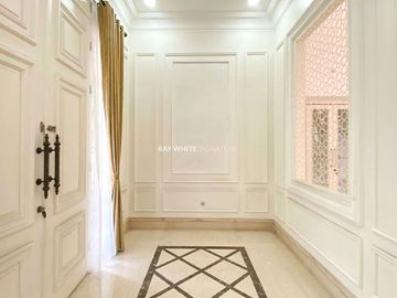 Disewakan Rumah Mewah dengan Kolam Renang di Tebet
