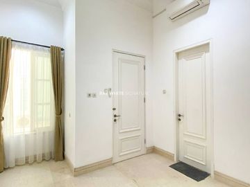 Disewakan Rumah Mewah dengan Kolam Renang di Tebet