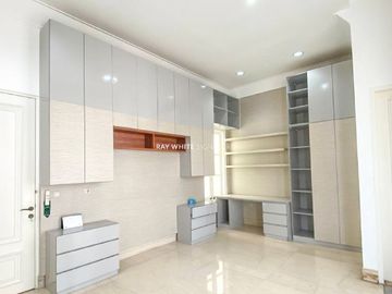 Disewakan Rumah Mewah dengan Kolam Renang di Tebet