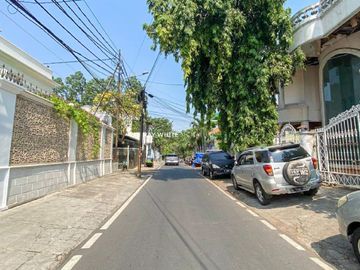 Disewakan Rumah Mewah dengan Kolam Renang di Tebet