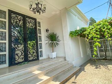 Disewakan Rumah Mewah dengan Kolam Renang di Tebet