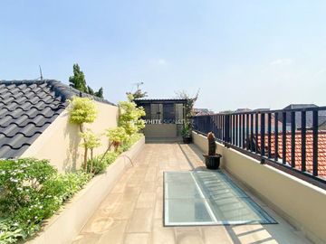 Disewakan Rumah Mewah dengan Kolam Renang di Tebet