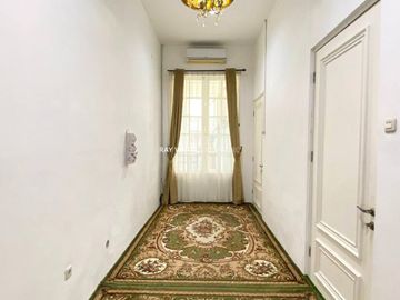 Disewakan Rumah Mewah dengan Kolam Renang di Tebet