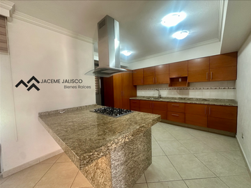 Casa en Renta o Venta Fraccionamiento Casa Fuerte, Tlajomulco de Zúñiga