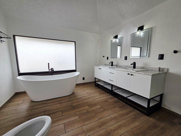 CASA EN VENTA EN FRACC. PRAGA PLAZA DEL CONDADO, ESTADO DE MEICO.