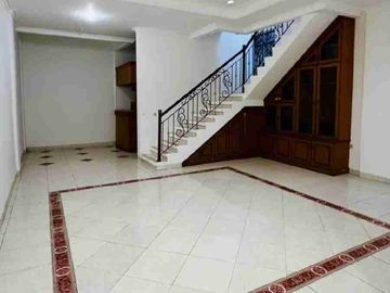 Jual cepat rumah hoek siap huni semi furnished lokasi sangat strategis. Kalibata Jakarta Selatan.