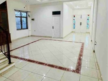 Jual cepat rumah hoek siap huni semi furnished lokasi sangat strategis. Kalibata Jakarta Selatan.