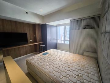 FOR SALE: Studio 34 sqm Condo in Senta, Legaspi Village Makati