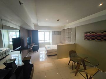 FOR SALE: Studio 34 sqm Condo in Senta, Legaspi Village Makati