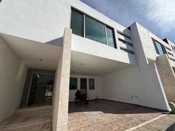 VENTA DE CASA EN XILOTZINGO, 3 RECAMARAS, SLA TV, JARDIN, COCHERA TECHADA PARA 2 AUTOS. FRACCIONAMIETO CON CONTROL DE ACCESO Y VIGILANCIA.