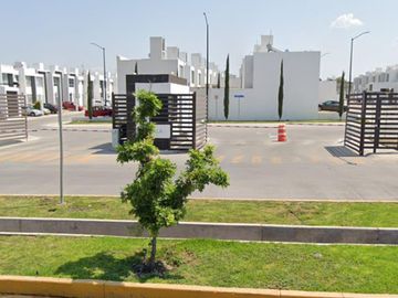 Casa en venta con terreno excedente en esquina en Corregidora