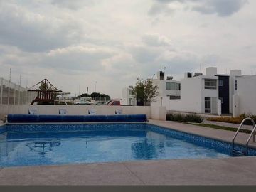 Casa en venta con terreno excedente en esquina en Corregidora