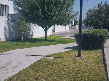 Casa en venta con terreno excedente en esquina en Corregidora